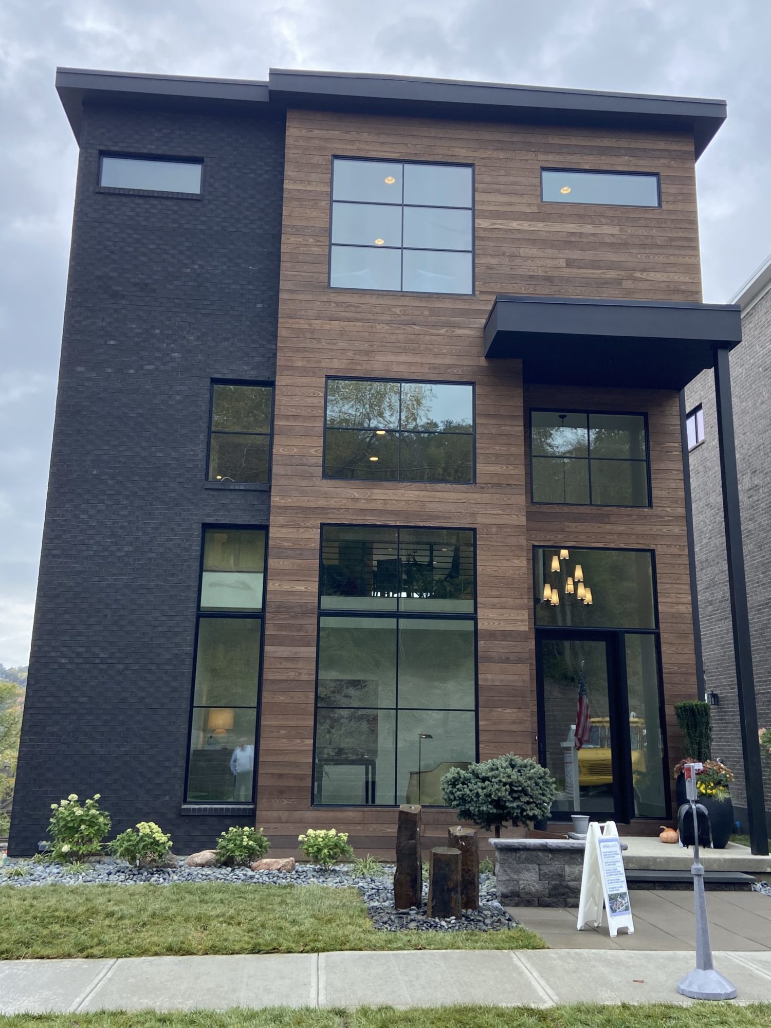 Domino-MS-with-Black-Mor (1)