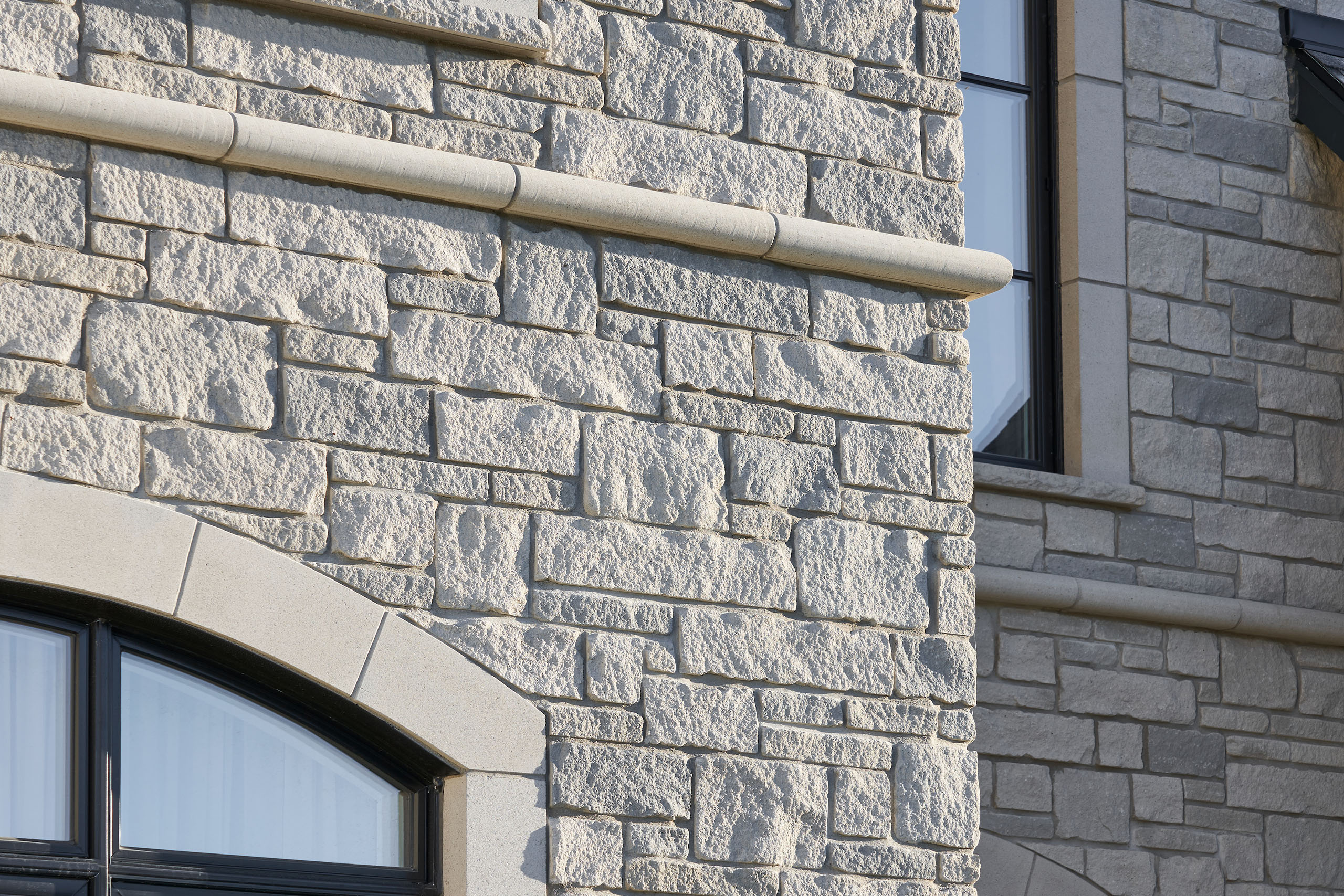 BRICK COLOR: ARRISCRAFT TUMBLED VINTAGE BRICK MYSTIC GREY | MORTAR COLOR: NATURAL GREY
STONE COLOR: ARRISCRAFT FRESCO GREIGE, ARRISCRAFT RENAISSANCE® WHITE
BUILDER: CASTELL HOMES | MASON: ERS MASONRY | PHOTOGRAPHER: JENS LANGEN