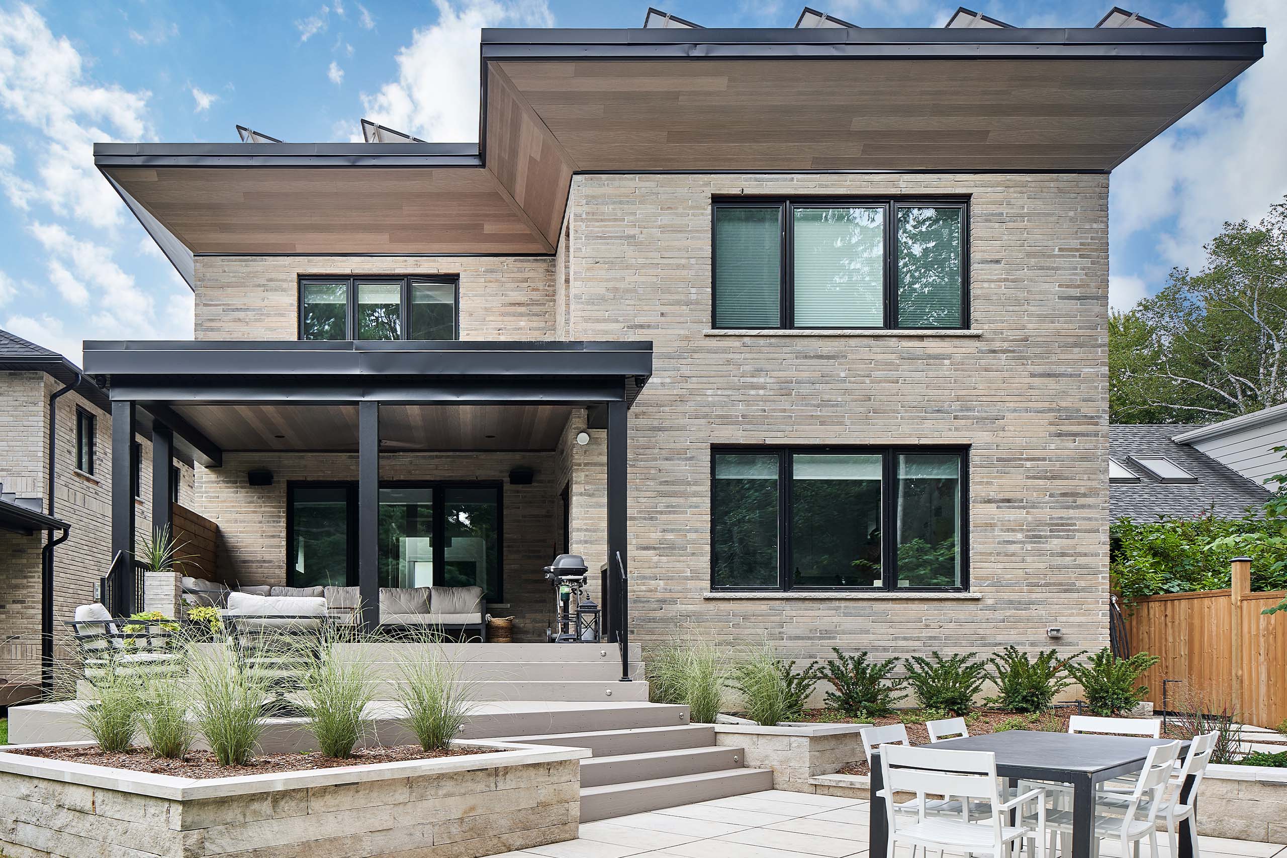 BRICK COLOR: ARRISCRAFT ARCHITECTURAL LINEAR SERIES BRICK MIDNIGHT GREY | MORTAR COLOR: STANDARD GREY
STONE COLOR: ARRISCRAFT ADAIR® PARLIAMENT, RENAISSANCE® NUTMEG, ADAIR® LANDSCAPING
BUILDER: SINCLAIR HOMES | MASON: DN CONSTRUCTION
PHOTOGRAPHER: JENS LANGEN