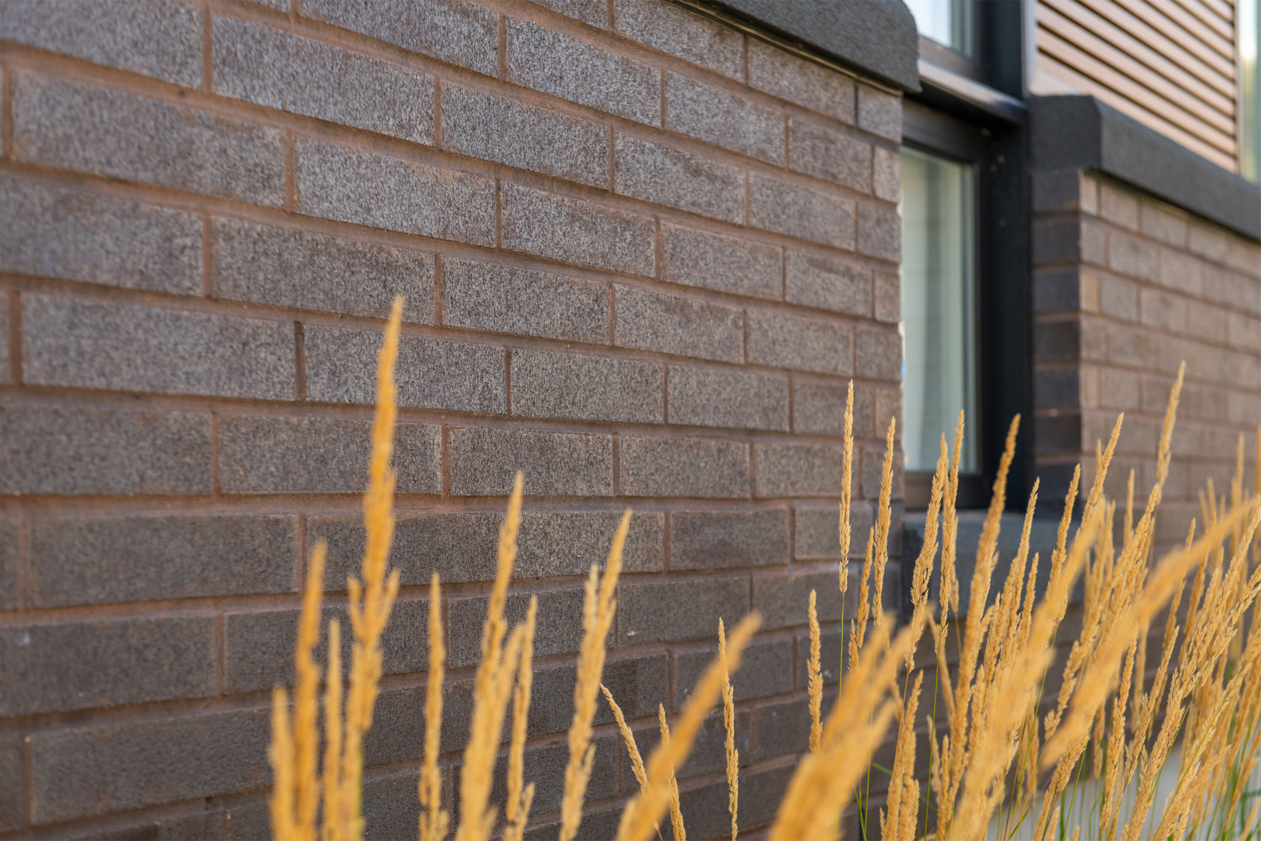 BRICK COLOR: WATSONTOWN BRICK COAL KT | MORTAR COLOR: BLACK
ARCHITECT: HUIS DESIGN | BUILDER: RIDGEWOOD GROUP
MASON: JF CONSTRUCTION | PHOTOGRAPHER: MATT TIBBO