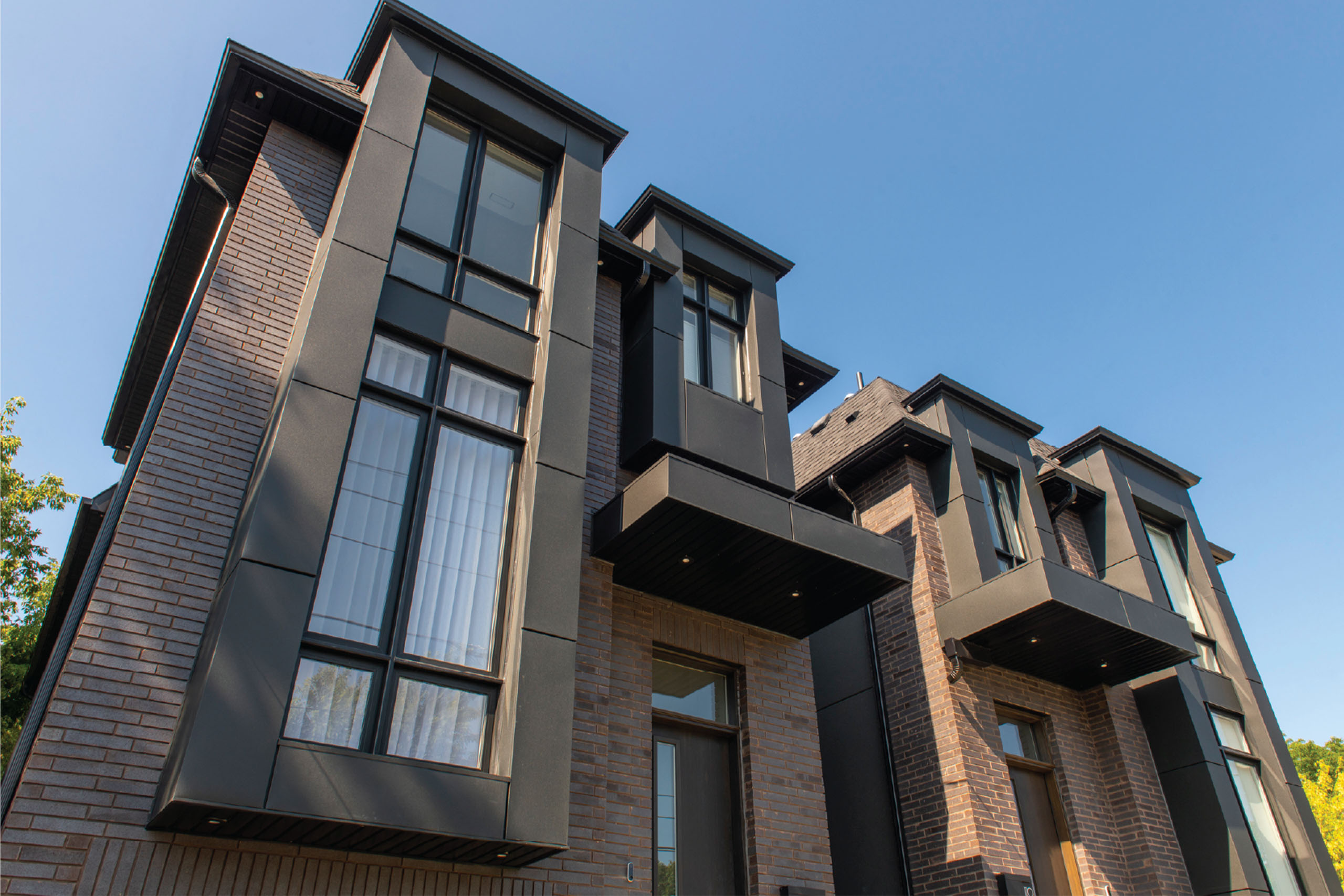 BRICK COLOR: WATSONTOWN BRICK COAL KT | MORTAR COLOR: BLACK
ARCHITECT: HUIS DESIGN | BUILDER: RIDGEWOOD GROUP
MASON: JF CONSTRUCTION | PHOTOGRAPHER: MATT TIBBO