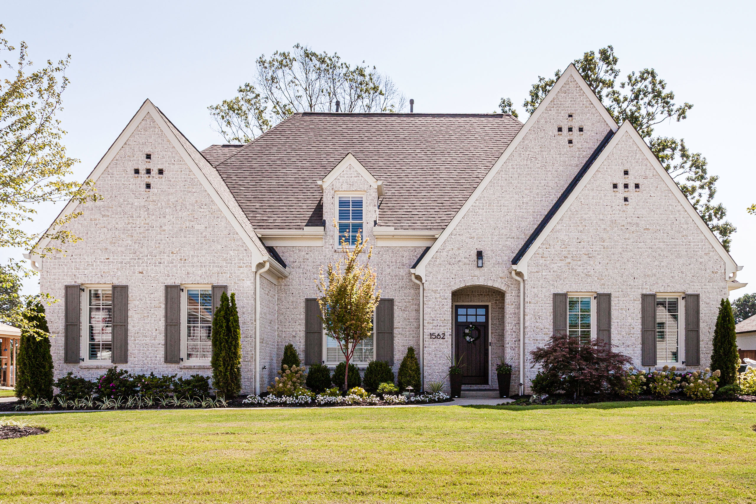 BRICK COLOR: GRAND BAY | MORTAR COLOR: FEDERAL WHITE TYPE N
BUILDER: CELTIC MANOR HOMES, MARK McGUIRE
OUTDOOR LIVING CONTRACTOR: KEVIN BALTZ
PHOTOGRAPHER: NATE RENNER