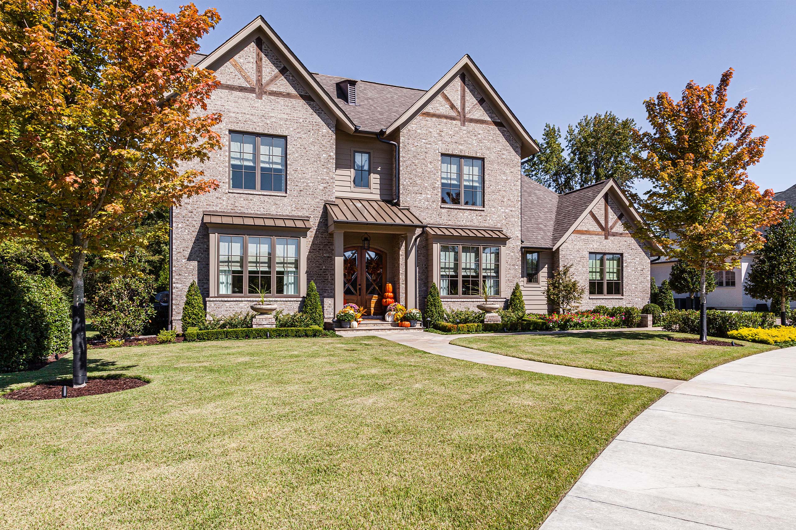 BRICK COLOR: FRASIER CANYON | MORTAR COLOR: CEMEX GRAY
ARCHITECT: LOONEY RICKS KISS | BUILDER: MAGNOLIA HOMES, INC.
MASON: BRICK SERVICES COMPANY, SERGIO PEREZ | PHOTOGRAPHER: NATE RENNER